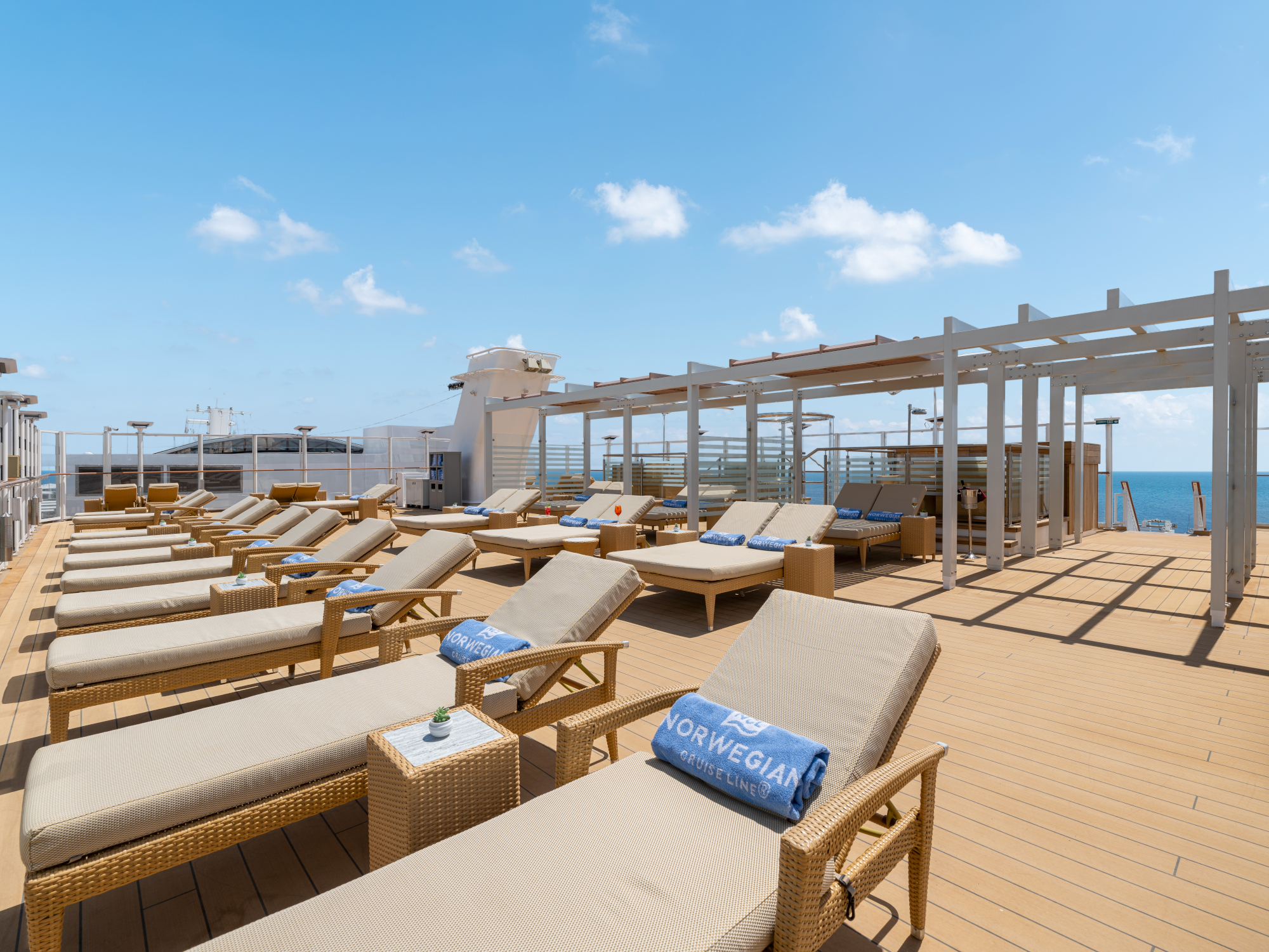 MyCruise Norwegian-Cruise-Line Joy Offentlige-arealer Pool-spa7